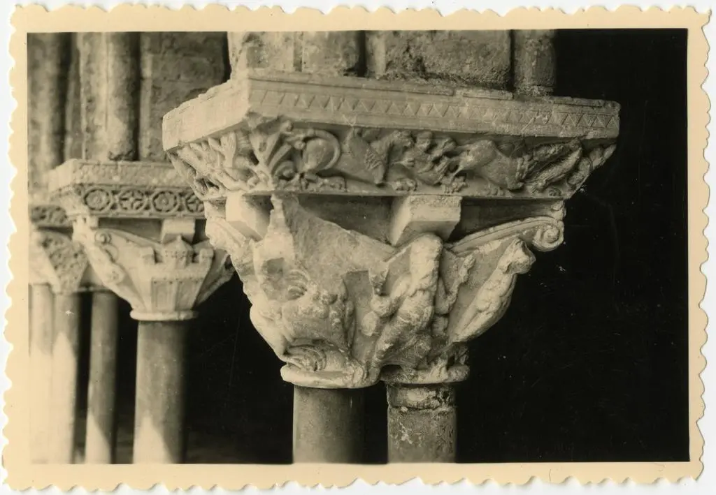 Anonimo , Anonimo francese - sec. XI - Profeta; Motivo decorativo con animali fantastici