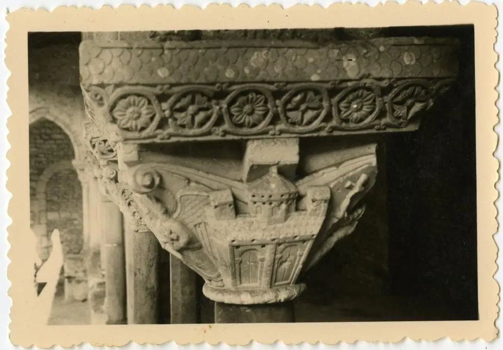 Anonimo , Anonimo francese - sec. XI - Citt&agrave; fortificata; Motivi decorativi a girali vegetali