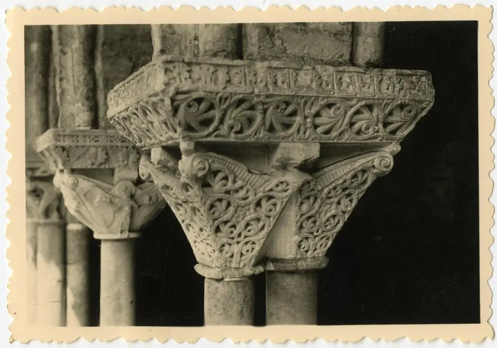 Anonimo , Anonimo francese - sec. XI - Motivi decorativi a girali vegetali