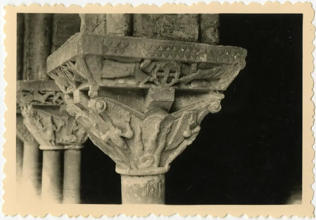 Anonimo , Anonimo francese - sec. XI - Angeli reggiclipeo; Uomo tra le fiamme; Angelo