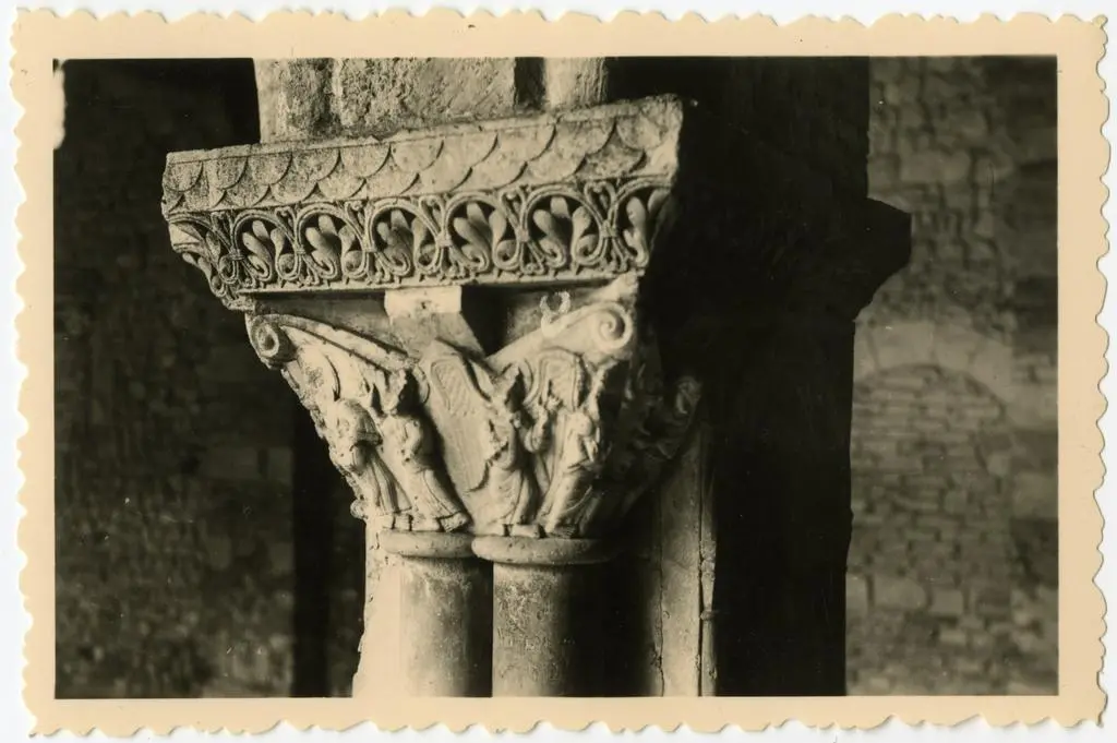 Anonimo , Anonimo francese - sec. XI - Angelo annunciante; Motivi decorativi a girali vegetali