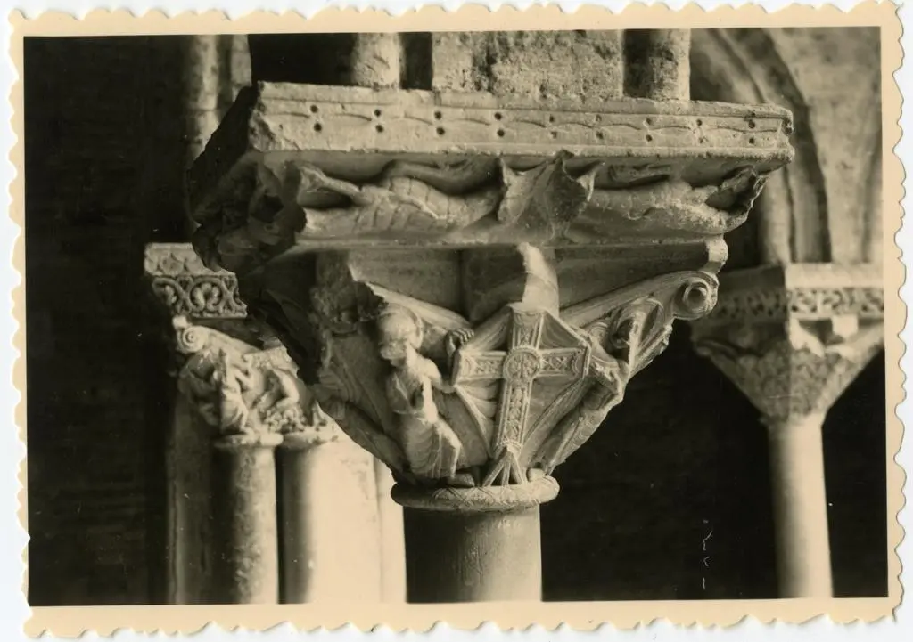 Anonimo francese , Motivi decorativi con animali, Angeli con la croce