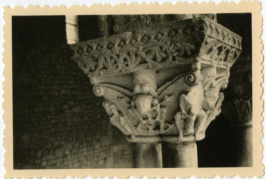 Anonimo , Anonimo francese - sec. XI - Motivi decorativi a girali vegetali; Capitello figurato