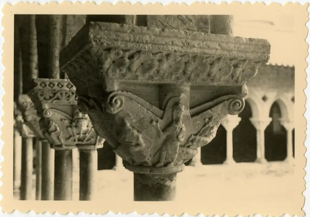 Anonimo , Anonimo francese - sec. XI - Motivi decorativi fitomorfi; Cristo benedicente