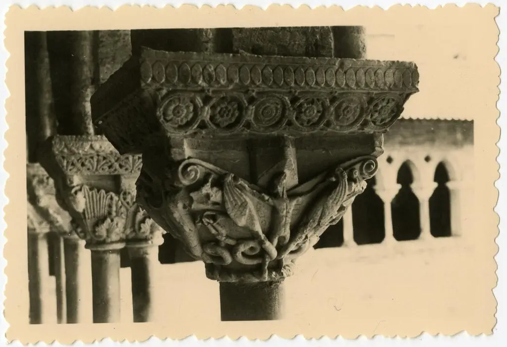 Anonimo , Anonimo francese - sec. XI - Motivi decorativi a girali vegetali; Giovane cacciatore