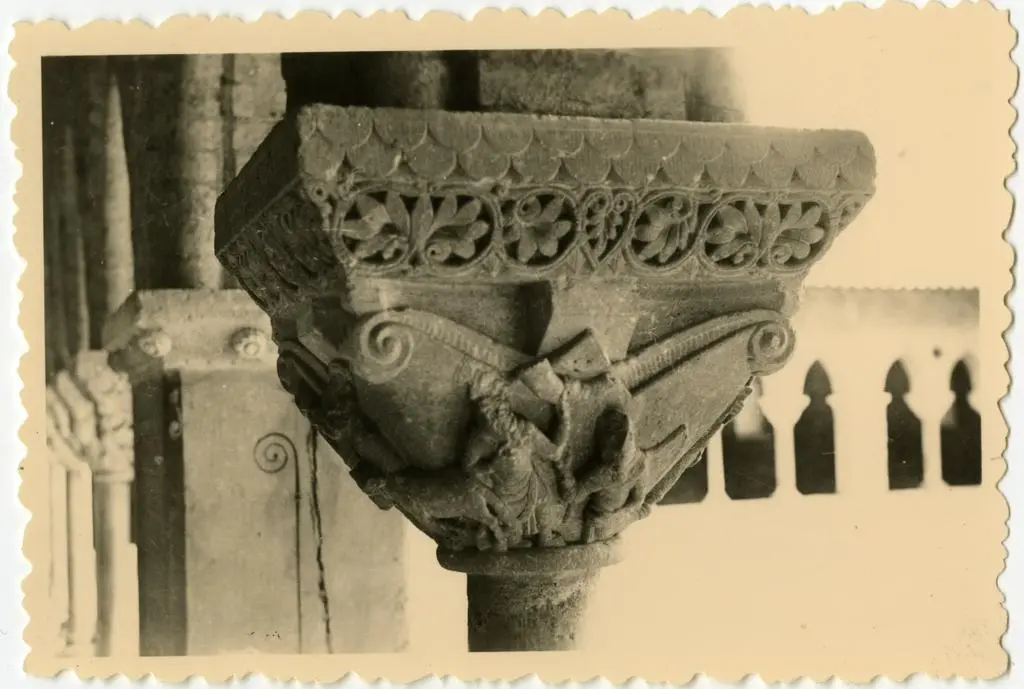 Anonimo , Anonimo francese - sec. XI - Motivi decorativi a girali vegetali; Episodio del Vecchio Testamento