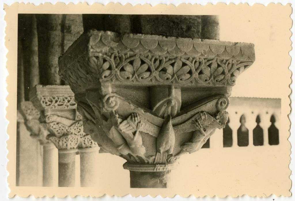 Anonimo , Anonimo francese - sec. XI - Motivi decorativi a girali vegetali; Colomba dello Spirito Santo
