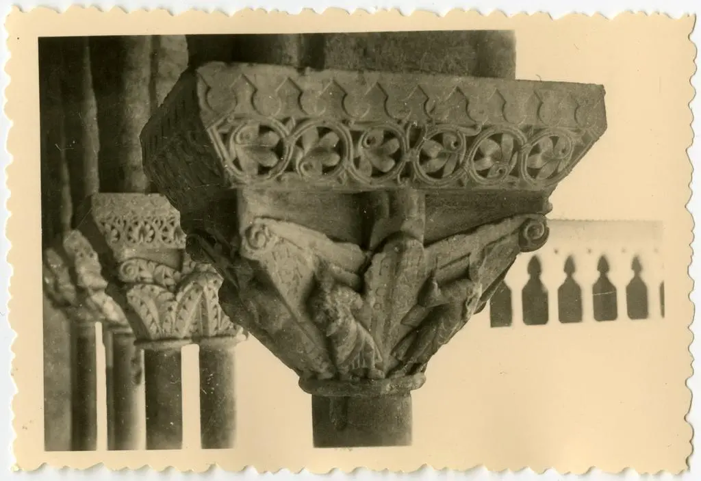 Anonimo , Anonimo francese - sec. XI - Motivi decorativi a girali vegetali; Mos&egrave; con le tavole della legge