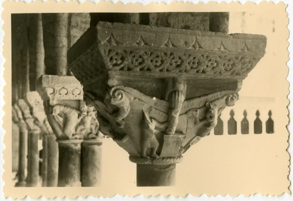 Anonimo , Anonimo francese - sec. XI - Motivi decorativi a girali vegetali; Sacrificio di Isacco