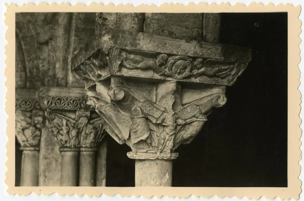 Anonimo , Anonimo francese - sec. XI - Angeli reggiclipeo; Angeli