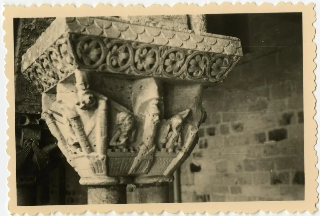 Anonimo , Anonimo francese - sec. XI - Motivi decorativi a girali vegetali; Citt&agrave; fortificata