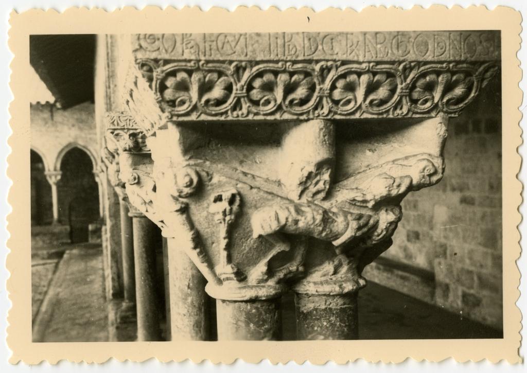 Anonimo , Anonimo francese - sec. XI - Motivi decorativi fitomorfi; Capitello figurato