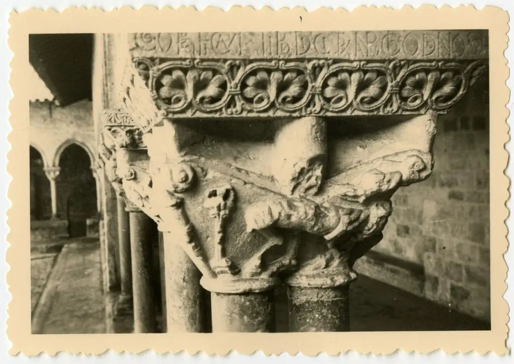 Anonimo , Anonimo francese - sec. XI - Motivi decorativi fitomorfi; Capitello figurato