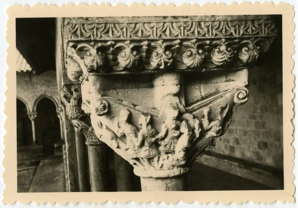 Anonimo , Anonimo francese - sec. XI - Motivi decorativi fitomorfi; Capitello figurato