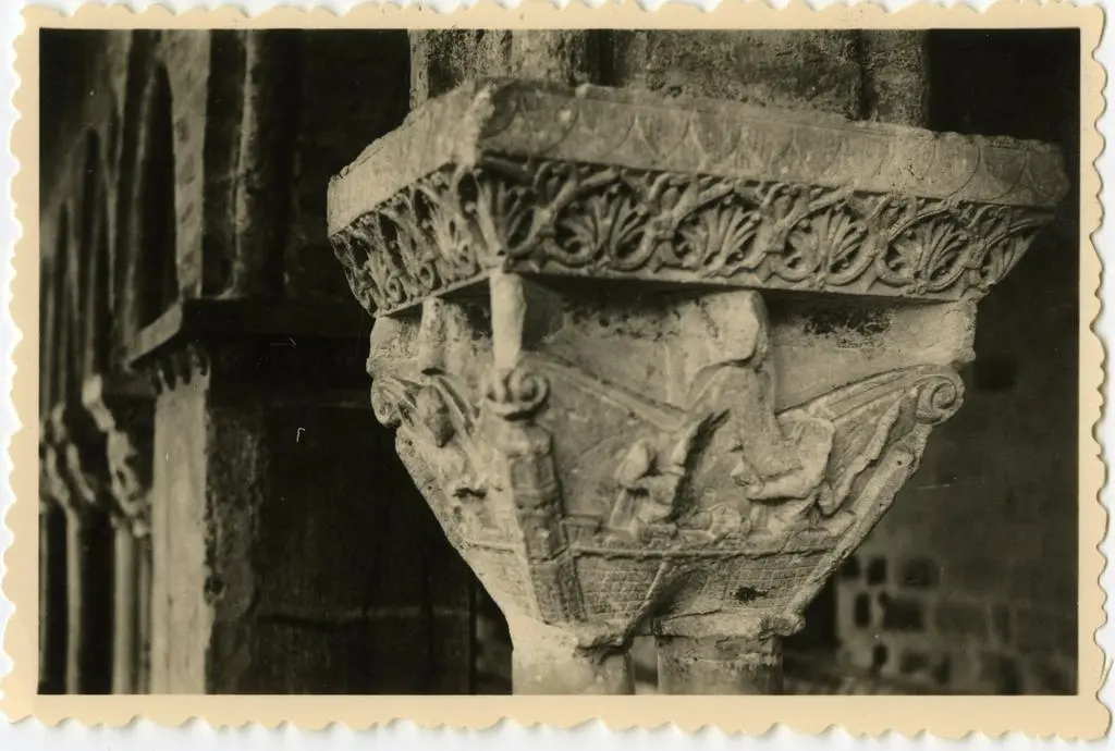 Anonimo , Anonimo francese - sec. XI - Motivi decorativi a girali vegetali; Citt&agrave; fortificata