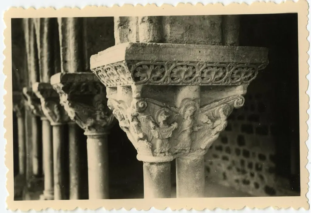 Anonimo , Anonimo francese - sec. XI - Motivi decorativi a girali vegetali; Angeli reggono il velo della Veronica