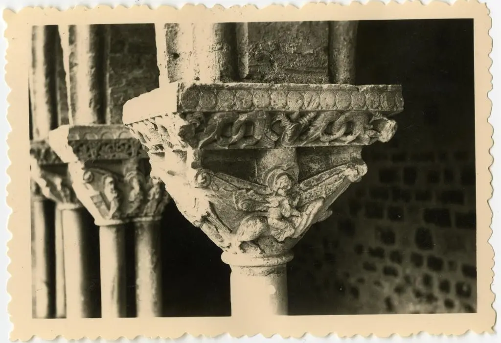 Anonimo , Anonimo francese - sec. XI - Motivo decorativo con animali fantastici; Santo a cavallo