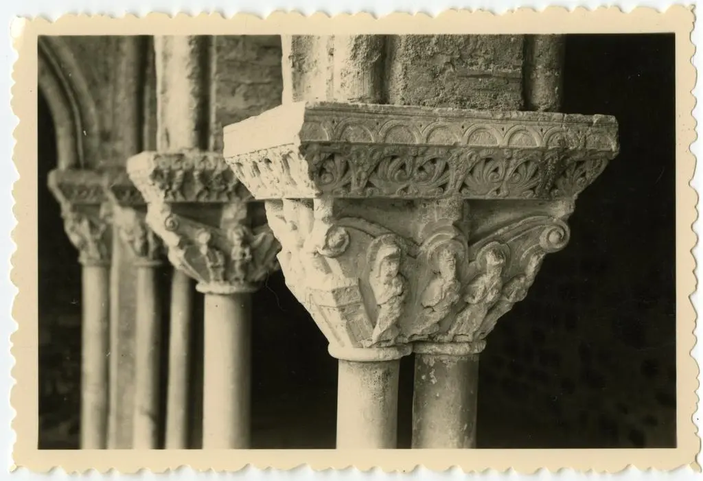 Anonimo , Anonimo francese - sec. XI - Motivi decorativi fitomorfi; Santi apostoli