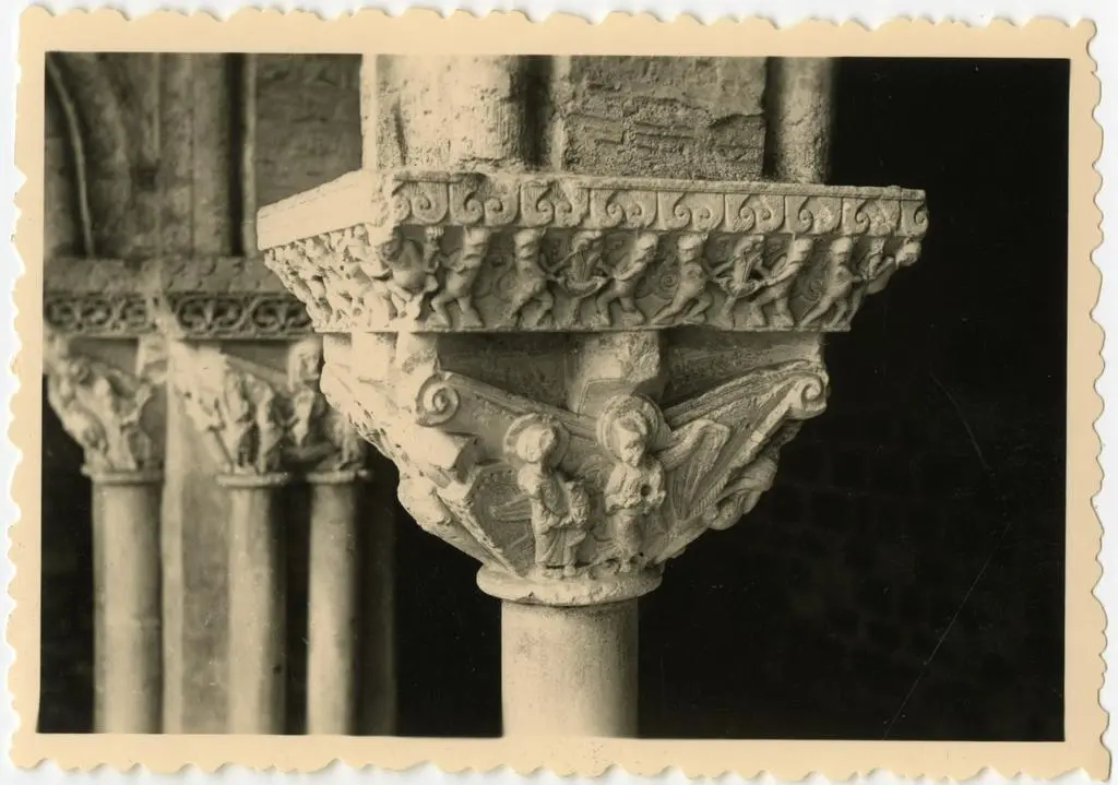 Anonimo , Anonimo francese - sec. XI - Motivi decorativi con figure fantastiche; Santa Maria Maddalena al sepolcro