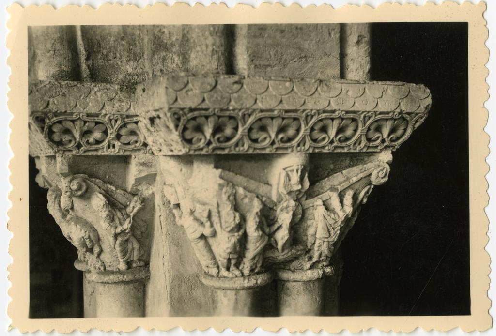 Anonimo , Anonimo francese - sec. XI - Motivi decorativi a girali vegetali; Episodio del Nuovo Testamento