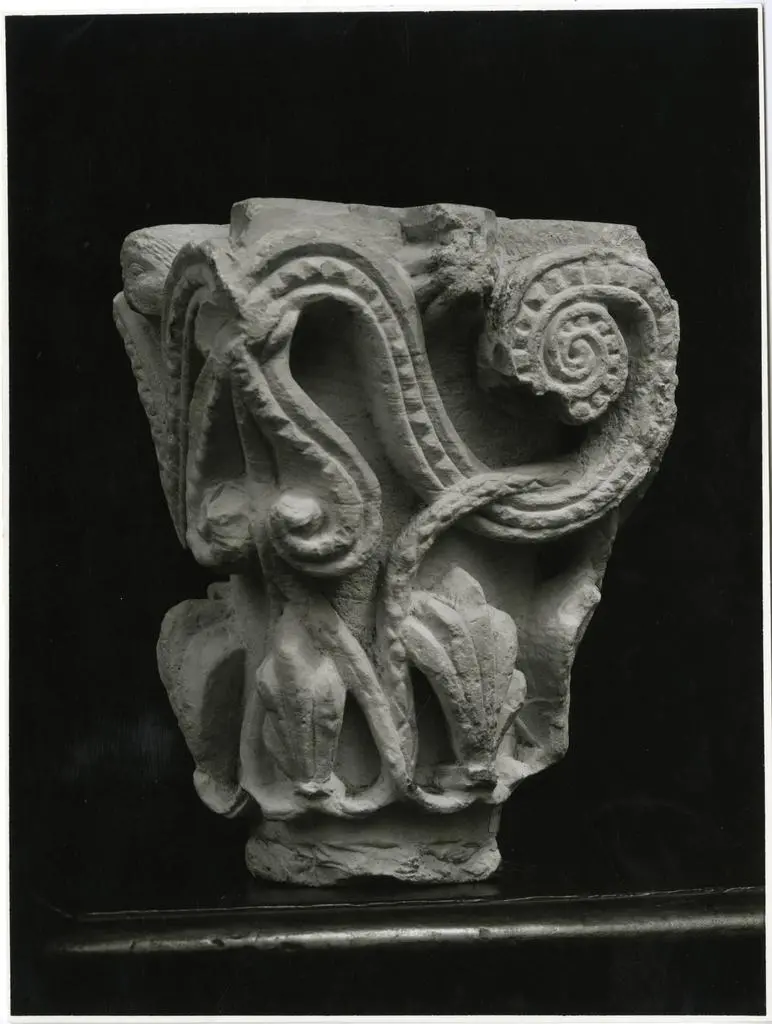 Anonimo , Capitello in pietra scolpito con testine, foglie ornati arte romanica francese. Alto cm 35