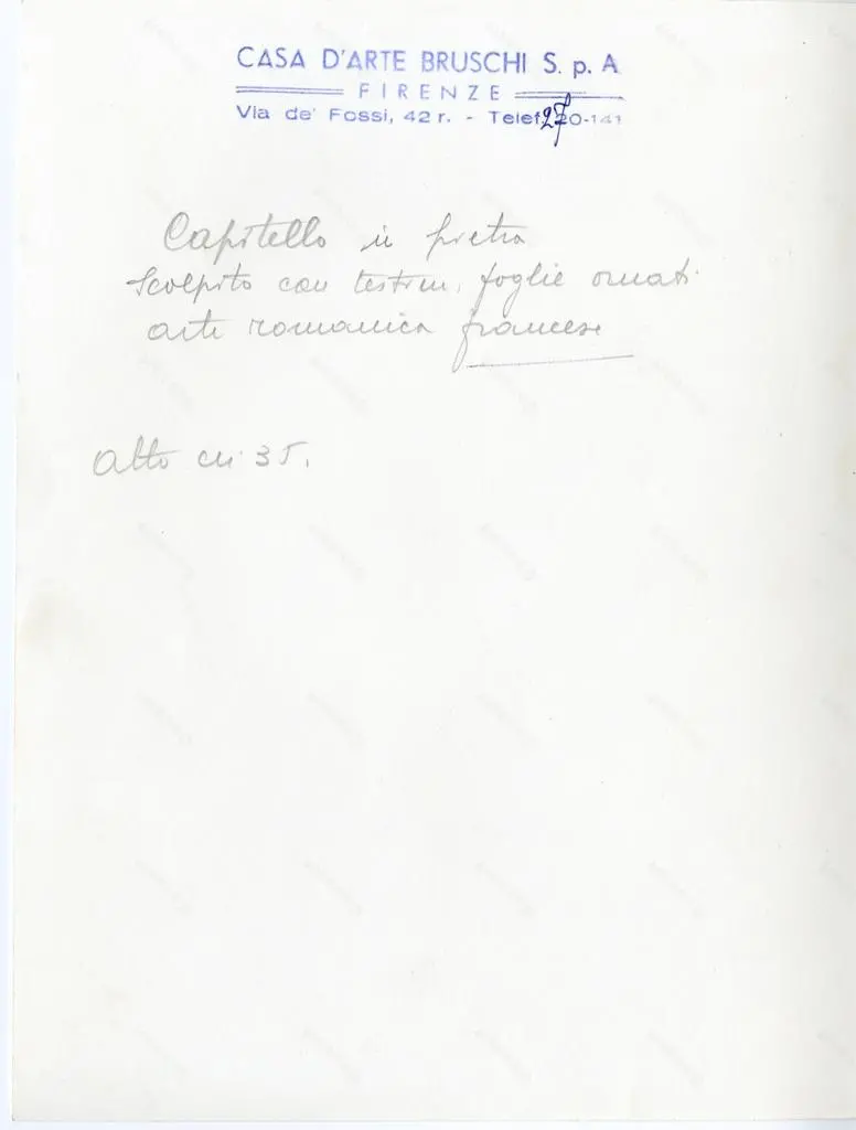 Anonimo , Capitello in pietra scolpito con testine, foglie ornati arte romanica francese. Alto cm 35