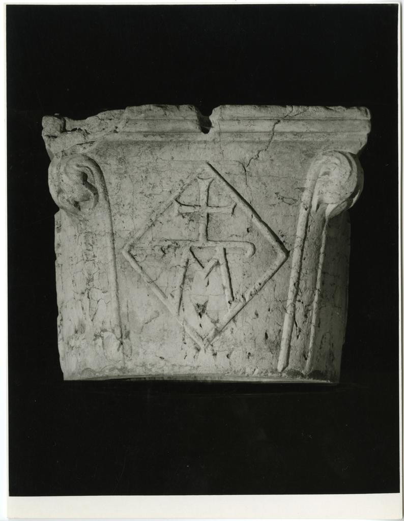 Anonimo sec. X/ XI , Motivi decorativi geometrici, Stemma araldico