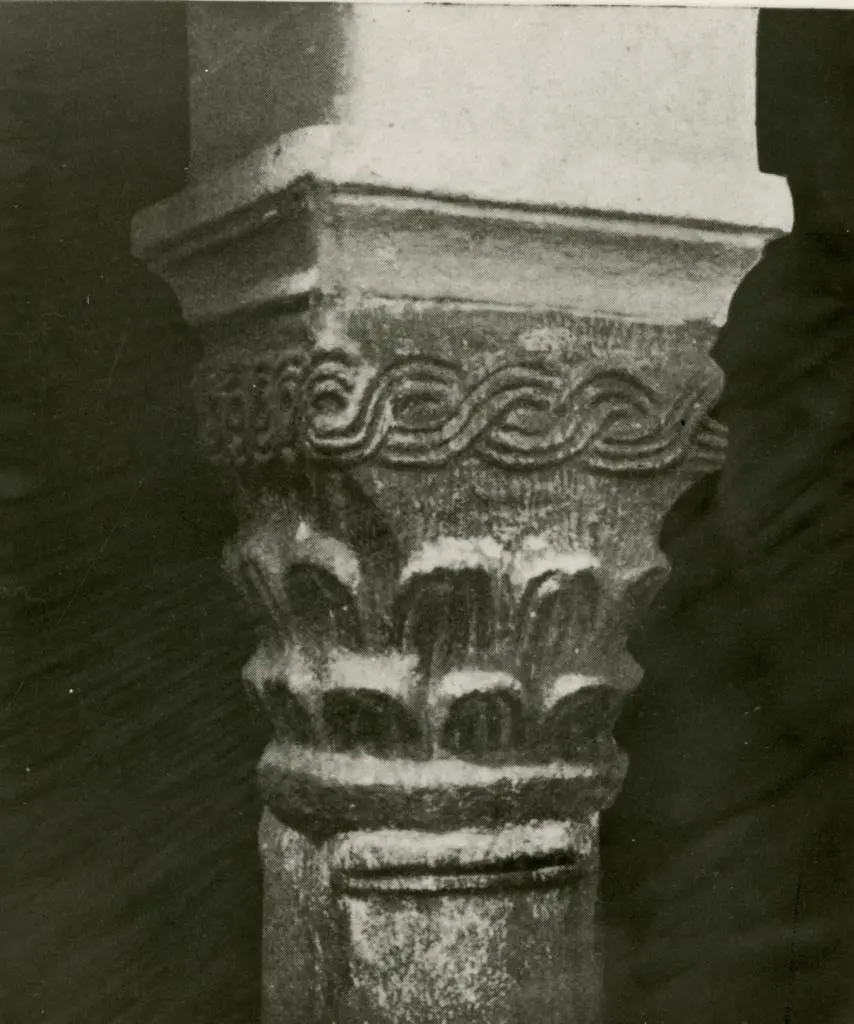 Anonimo , Chapiteau du narthex de l'église de Chamalières (Xe s.) (CL. Bréhier).