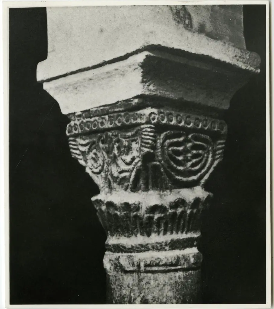 Anonimo sec. X , Motivi decorativi geometrici e vegetali, Capitello figurato