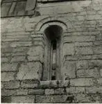 Fototeca della Soprintendenza per i beni architettonici e paesaggistici, storici, artistici ed etnoantropologici per le province di Pisa e Livorno , Anonimo - sec. X/ XII - Arliano, Pieve di San Giovanni Battista, fianco laterale destro, particolare con monofora