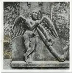 Wiligelmo , Genio alato con corona di fiori