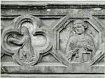 Universit&agrave; di Pisa. Dipartimento di Storia delle Arti , Decorazione architrave del portale