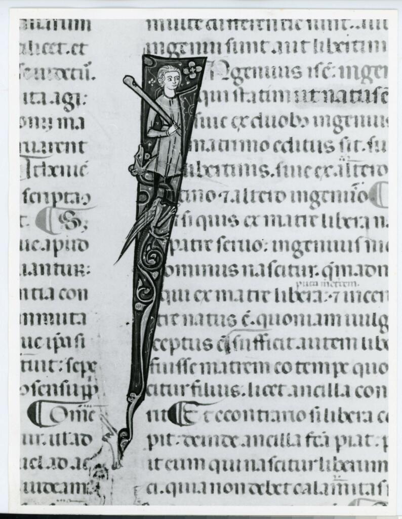 Anonimo italiano sec. XIV , Iniziale I, Iniziale figurata, Ritratto di giovane uomo in armi, Motivi decorativi vegetali e zoomorfi