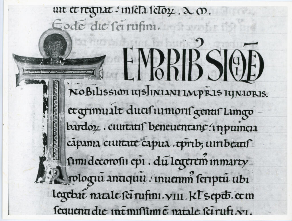 Anonimo italiano sec. XII , Iniziale T, Iniziale decorata, Santo, Motivi decorativi geometrici