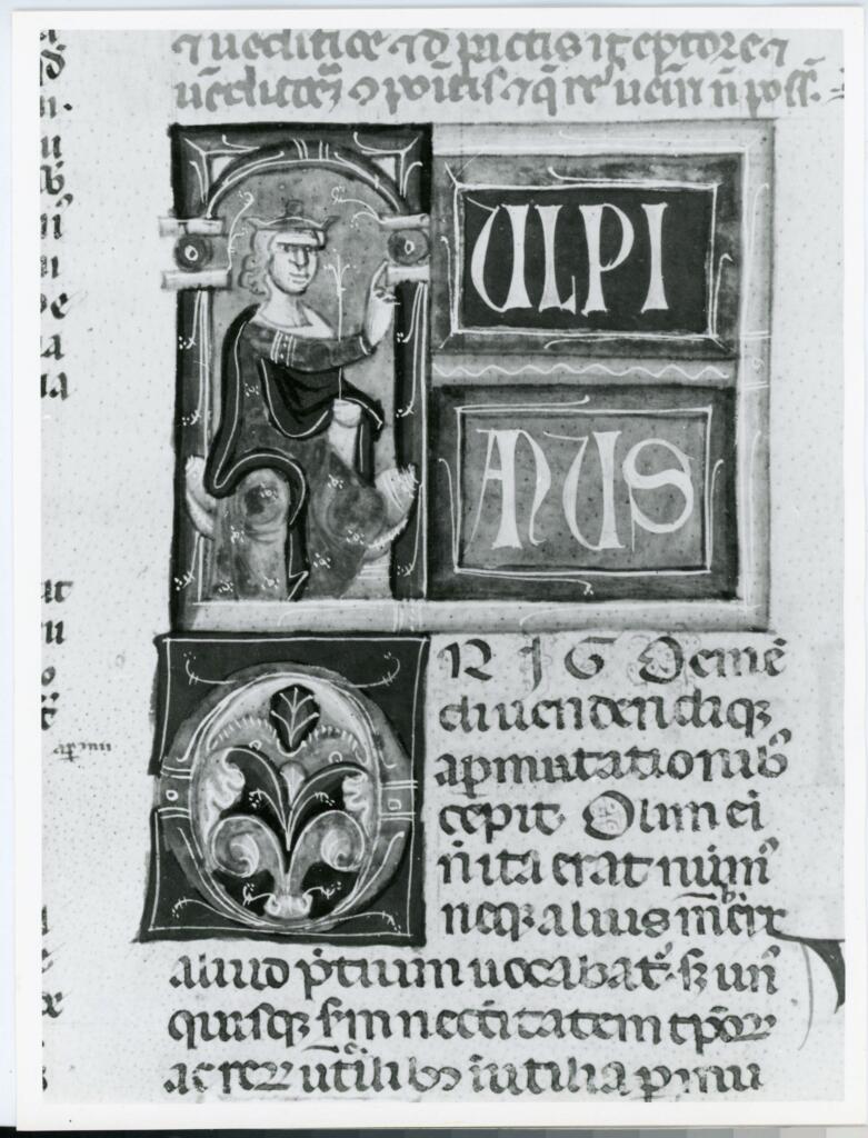 Anonimo italiano sec. XIV , Iniziale O, Iniziale decorata, Motivi decorativi fitomorfi, Miniatura tabellare, Ulpiano, Figura maschile seduta