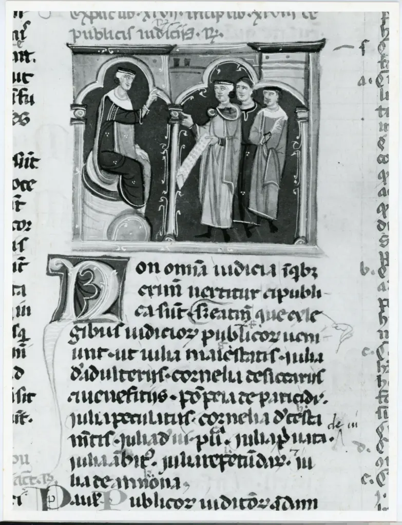 Anonimo italiano sec. XIII/XIV , Scena, Finte architetture, Figura maschile seduta, Figura maschile con cartiglio, Figure maschili, Iniziale N, Iniziale decorata, Motivi decorativi fitomorfi
