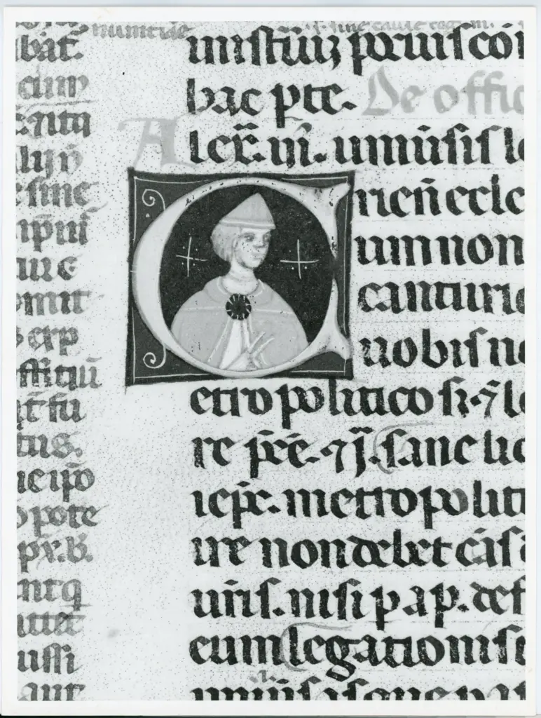 Anonimo italiano sec. XIII , Iniziale C, Iniziale abitata, Ritratto di uomo con cappello