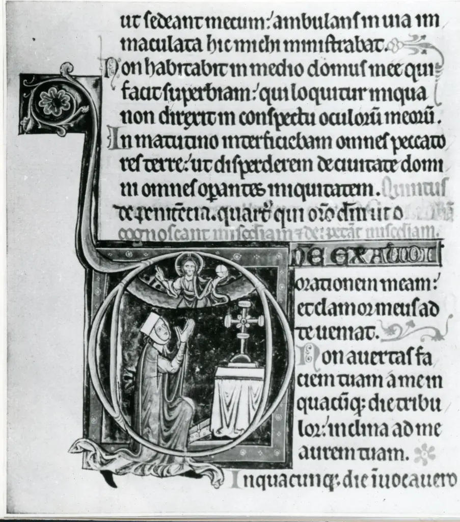 Anonimo , Psautier de saint Louis et de Blanche de Castille (Biblioth&egrave;que de l'Arsenal)/ Une dame (peut-&ecirc;tre Blanche de Castille), &agrave; genoux devant un autel, implorant le Signeur qui parait dans un nuage, b&eacute;nissant et tenent un globe , fronte