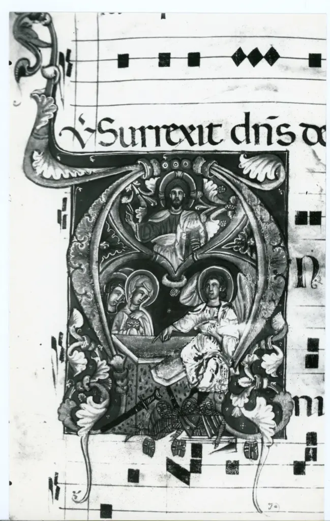 Anonimo sec. XIII , Iniziale A, Iniziale istoriata, Angelo annuncia la Resurrezione alle pie donne, Cristo benedicente, Soldati dormienti al Santo Sepolcro, Motivi decorativi fitomorfi, Notazione musicale