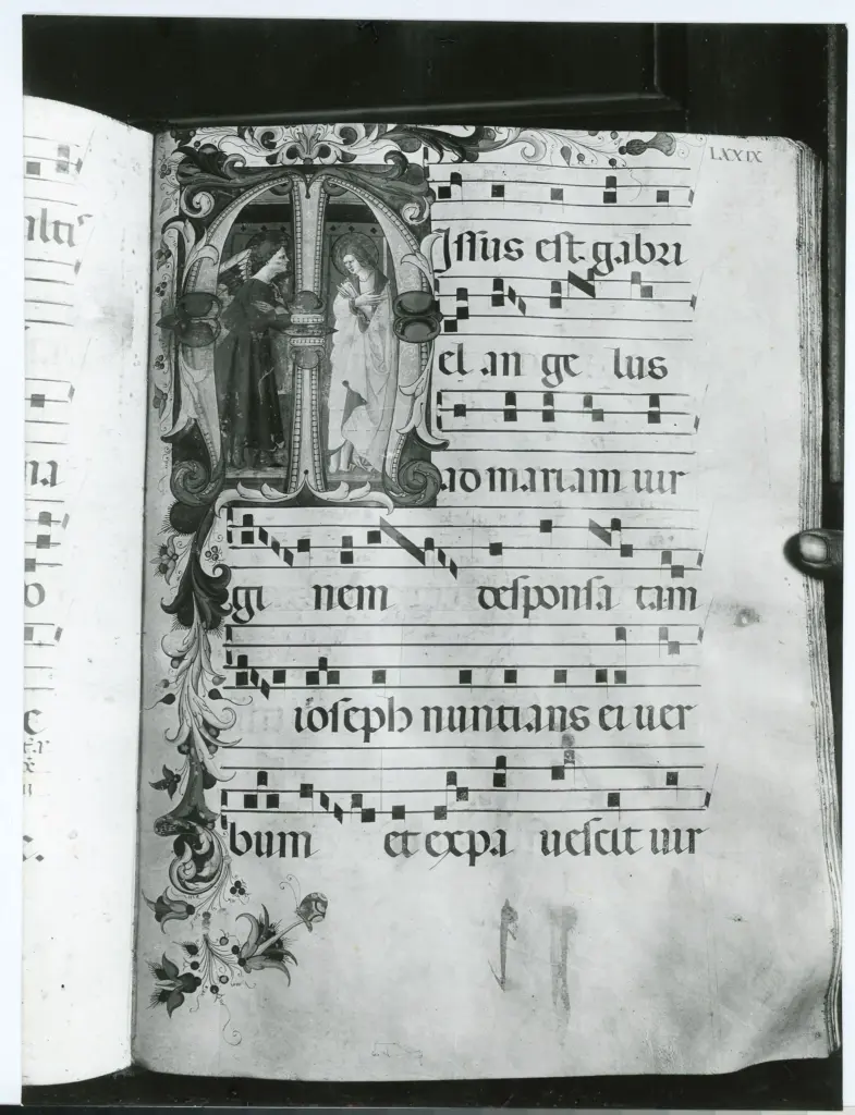 Anonimo veneto-emiliano sec. XV , Iniziale M, Iniziale istoriata, Annunciazione, Motivi decorativi fitomorfi