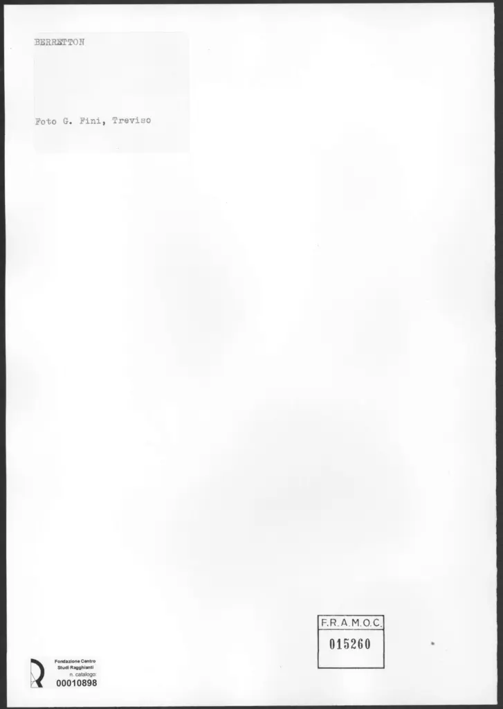 Foto Fini , Berretton - sec. XX - Gatto sulle zampe anteriori , retro