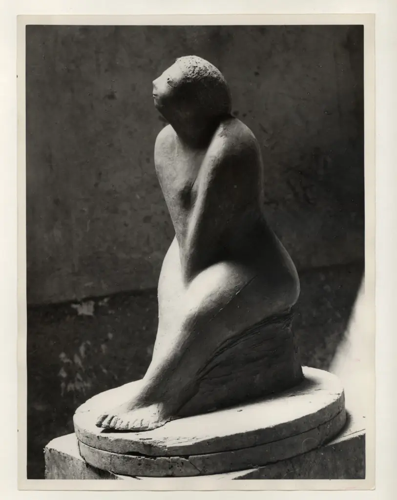 Cappello, Carmelo , Scultura di donna in atteggiamento di riflessione