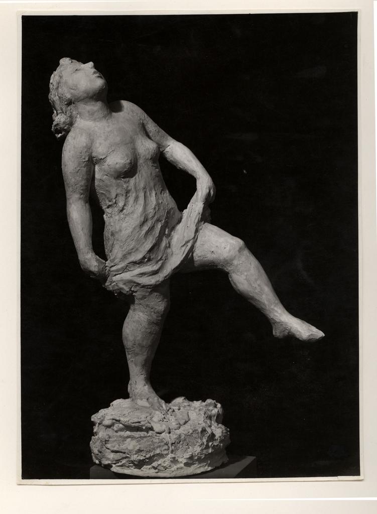 Anonimo , Conte, Carlo - sec. XX - Statua di donna , fronte