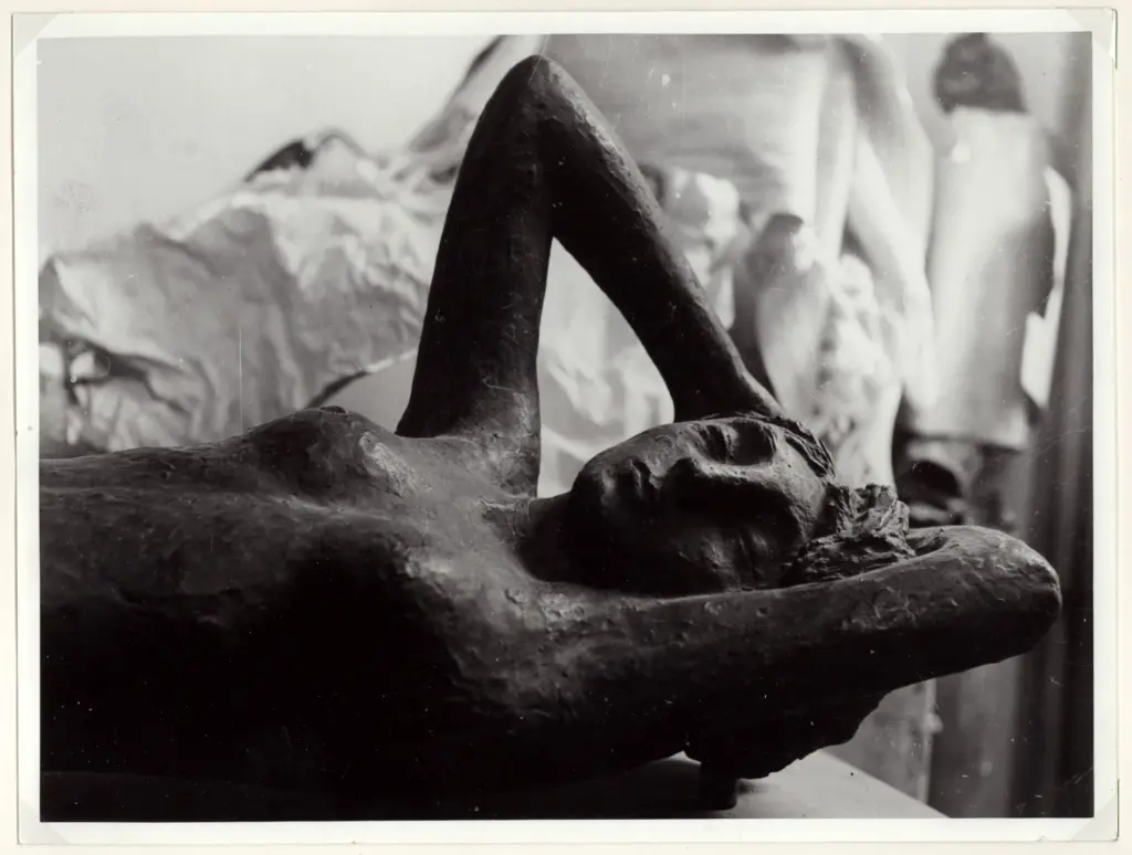 Wiegman, Jenny , Le ciel est triste et beau - nuda sdraiata