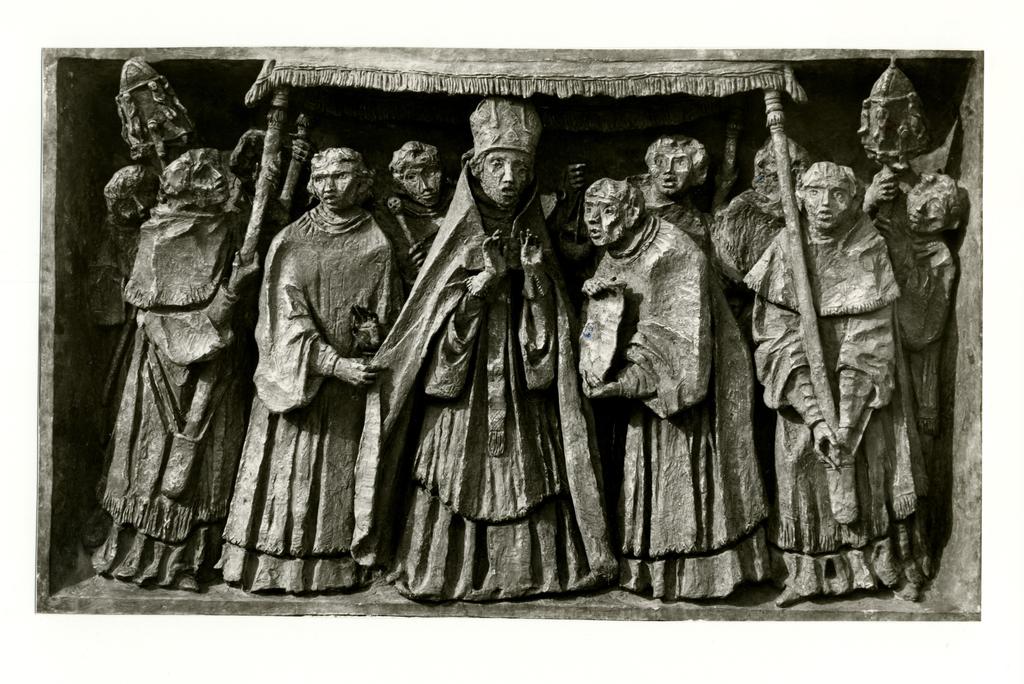 Minguzzi, Luciano , Antonio da Saluzzo legge la bolla papale che dà inizio ai lavori del D - Formella della V porta del Duomo di Milano
