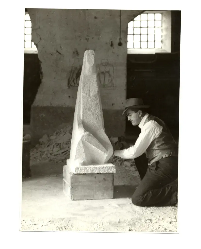 Momoli Longhini, Arturo , Figura ieratica