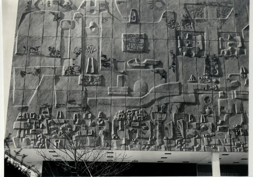 Nivola, Costantino , Facciata di un palazzo