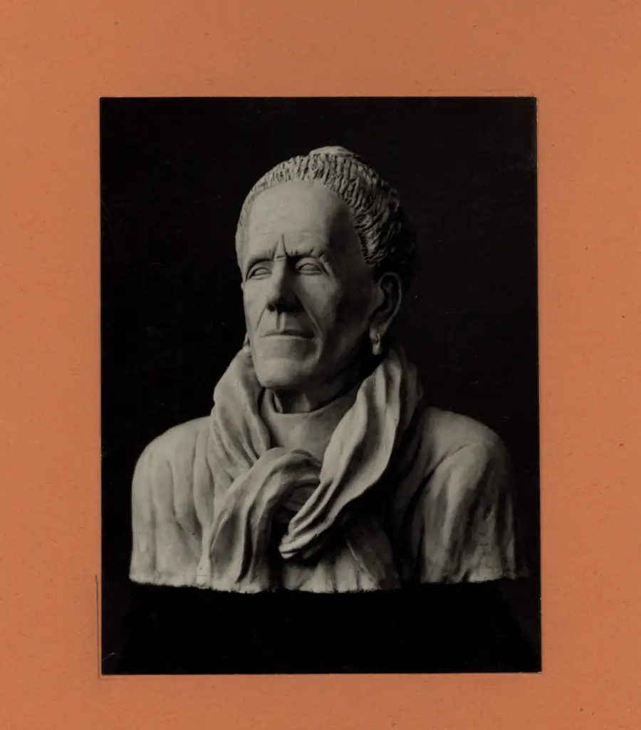 Anonimo , Pasquini, Armando; Pasquini, Sauro - sec. XX - Busto di Donna , fronte