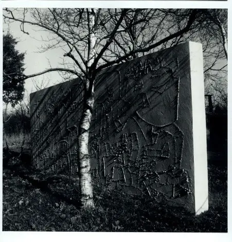 Anonimo , Nivola, Costantino - sec. XX - Muro con graffito nel giardino di Nivola a Long Island, New York , fronte