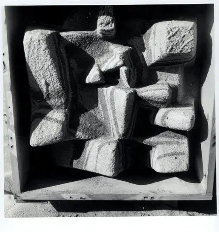 Anonimo , Nivola, Costantino - sec. XX - Una delle ventotto sculture sulla facciata di una scuola di Brooklyn, New York , fronte